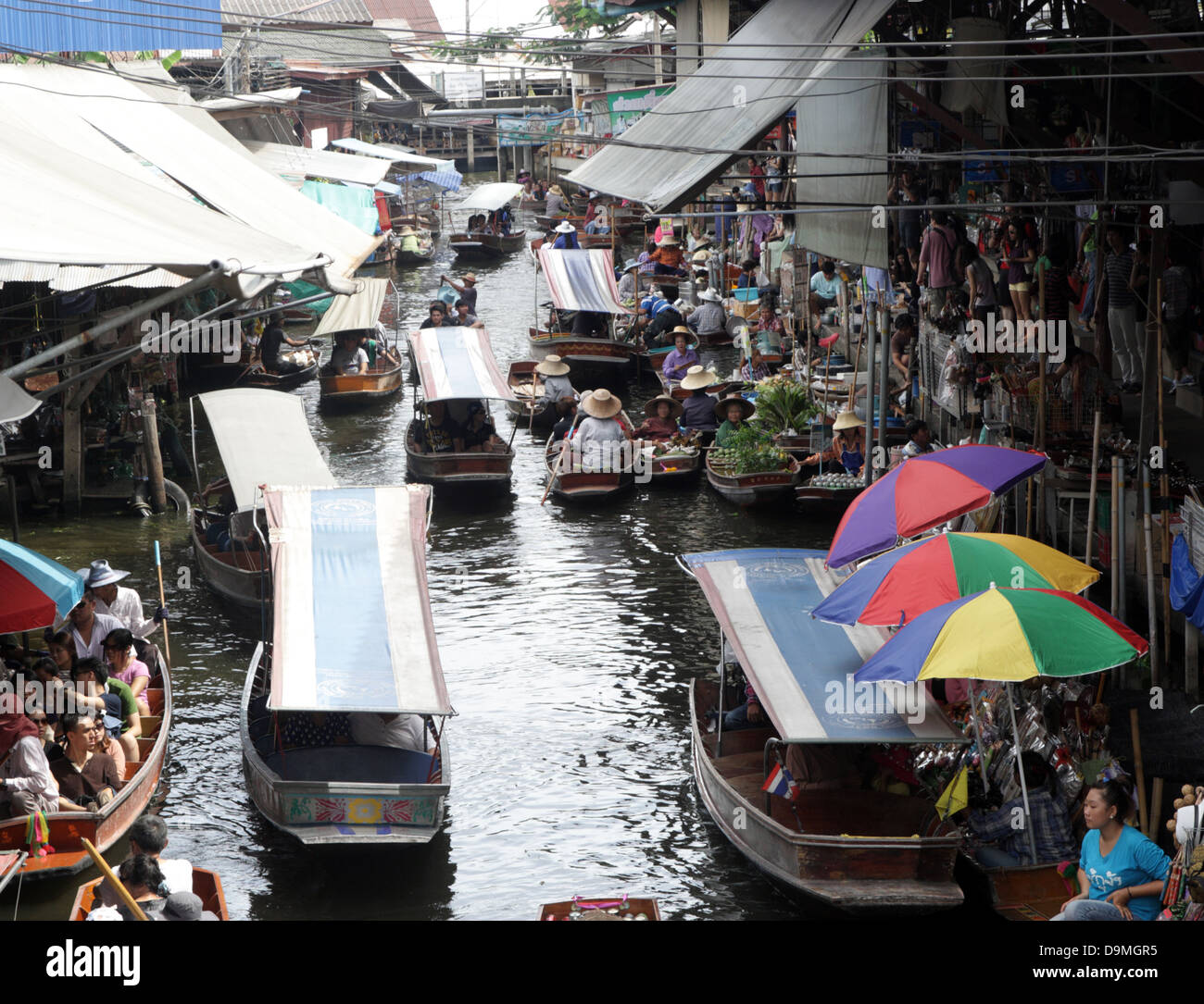 La circulation des bateaux sur le canal au marché flottant de Damnoen Saduak , Thaïlande Banque D'Images