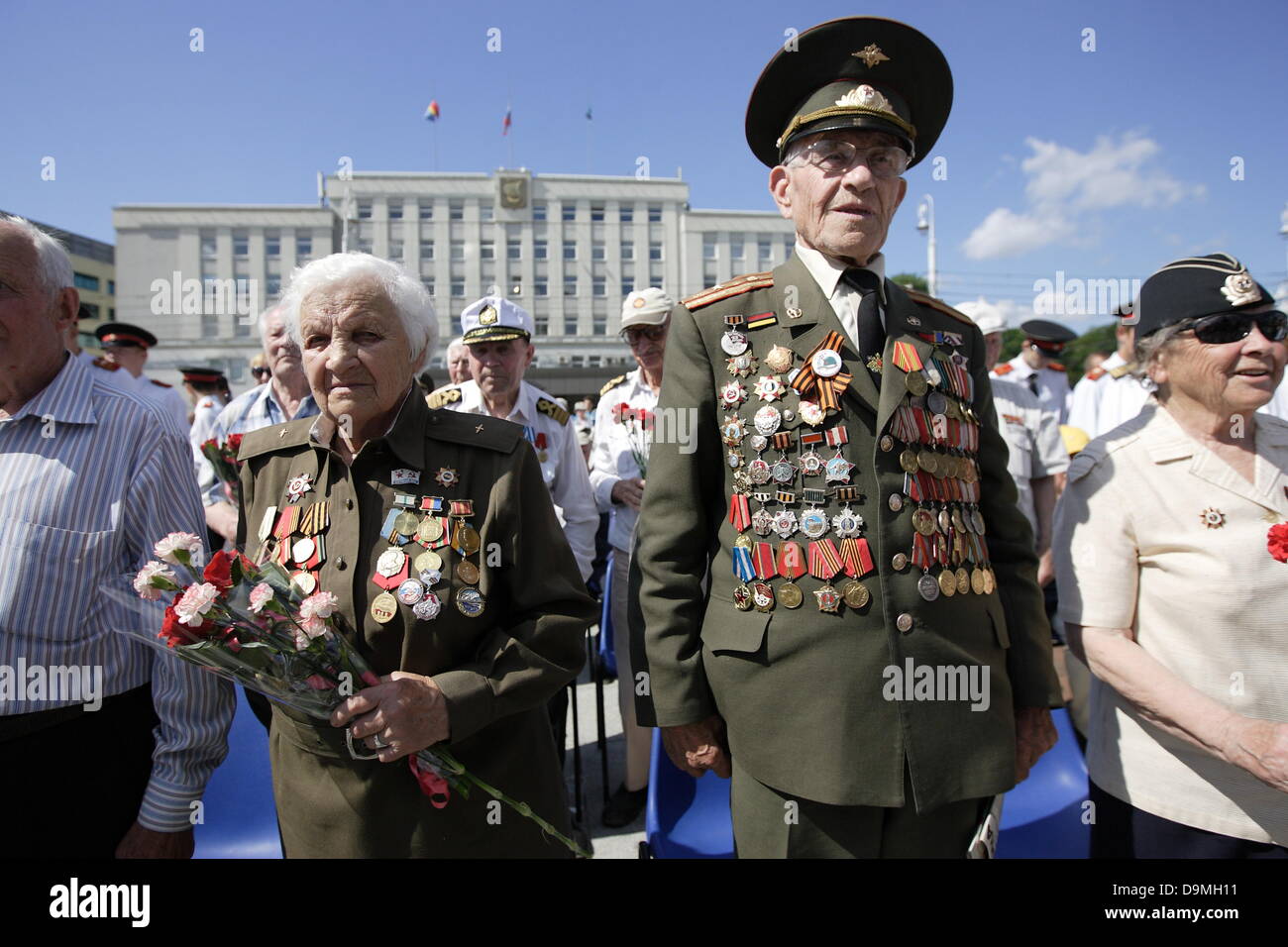 Kaliningrad, Russie, 22 juin 2013 Le but de la Victoire monté la colonne sur la place de la Victoire à Kaliningrad comme dernière étape de la reconstruction de la place de la Victoire et de payer à l'tribiute la Seconde Guerre mondiale, les anciens combattants de l'Armée rouge soviétique. Le but de la victoire a été la plus haute décoration militaire décernée pour la deuxième guerre mondiale, le service dans l'Union soviétique, le Crédit : Michal Fludra/Alamy Live News Banque D'Images