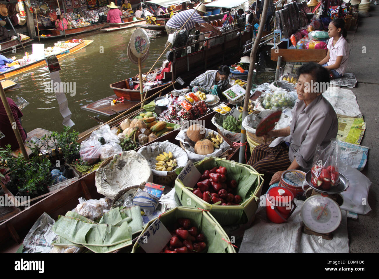 Magasin de fruits sur canal au marché flottant de Damnoen Saduak , Thaïlande Banque D'Images