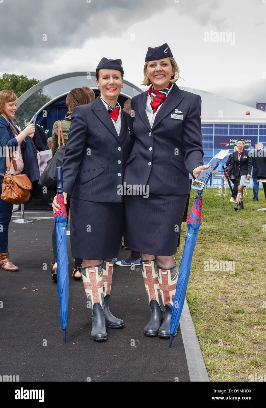 Londres, Royaume-Uni. 22 juin 2013. Goût de Londres 2013, British Airways hôtesses dans Union Jack wellies assister à la hauteur de la vitrine Cuisine BA. L'événement est parrainé par British Airways et a lieu chaque année au Regents Park, où 40 des meilleurs restaurants de la ville de servir leurs meilleurs plats pour les visiteurs de l'échantillon. Londres, Royaume-Uni. 22 juin 2013. Photo : Paul Maguire/Alamy Live News Banque D'Images