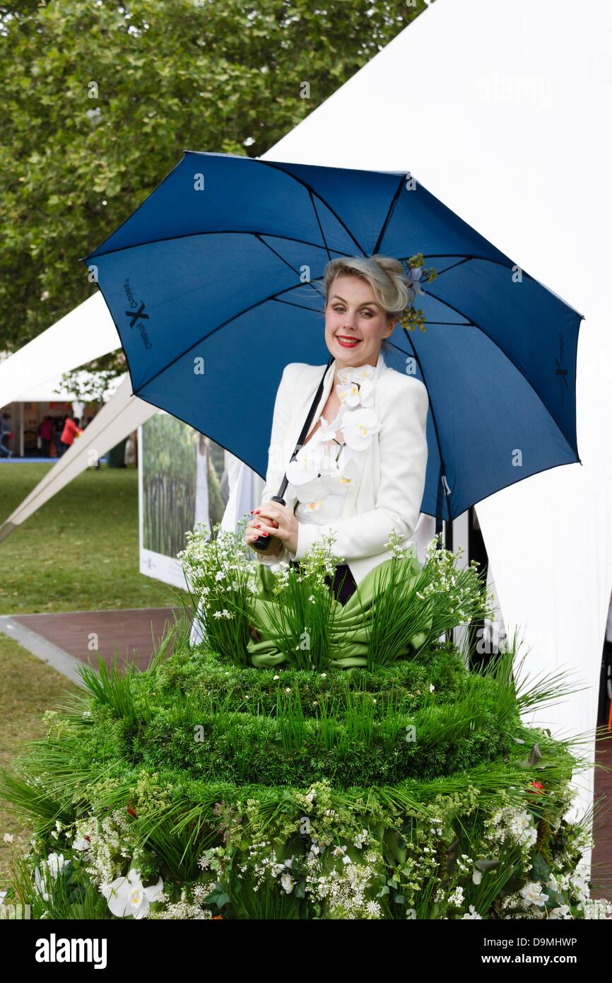 Londres, Royaume-Uni. 22 juin 2013. Goût de Londres 2013, une femme d'hébergement de la pluie tandis que la promotion de Celebrity Cruises. L'événement a lieu chaque année au Regents Park, où 40 des meilleurs restaurants de la ville de servir leurs meilleurs plats pour les visiteurs de l'échantillon. Londres, Royaume-Uni. 22 juin 2013. Photo : Paul Maguire/Alamy Live News Banque D'Images