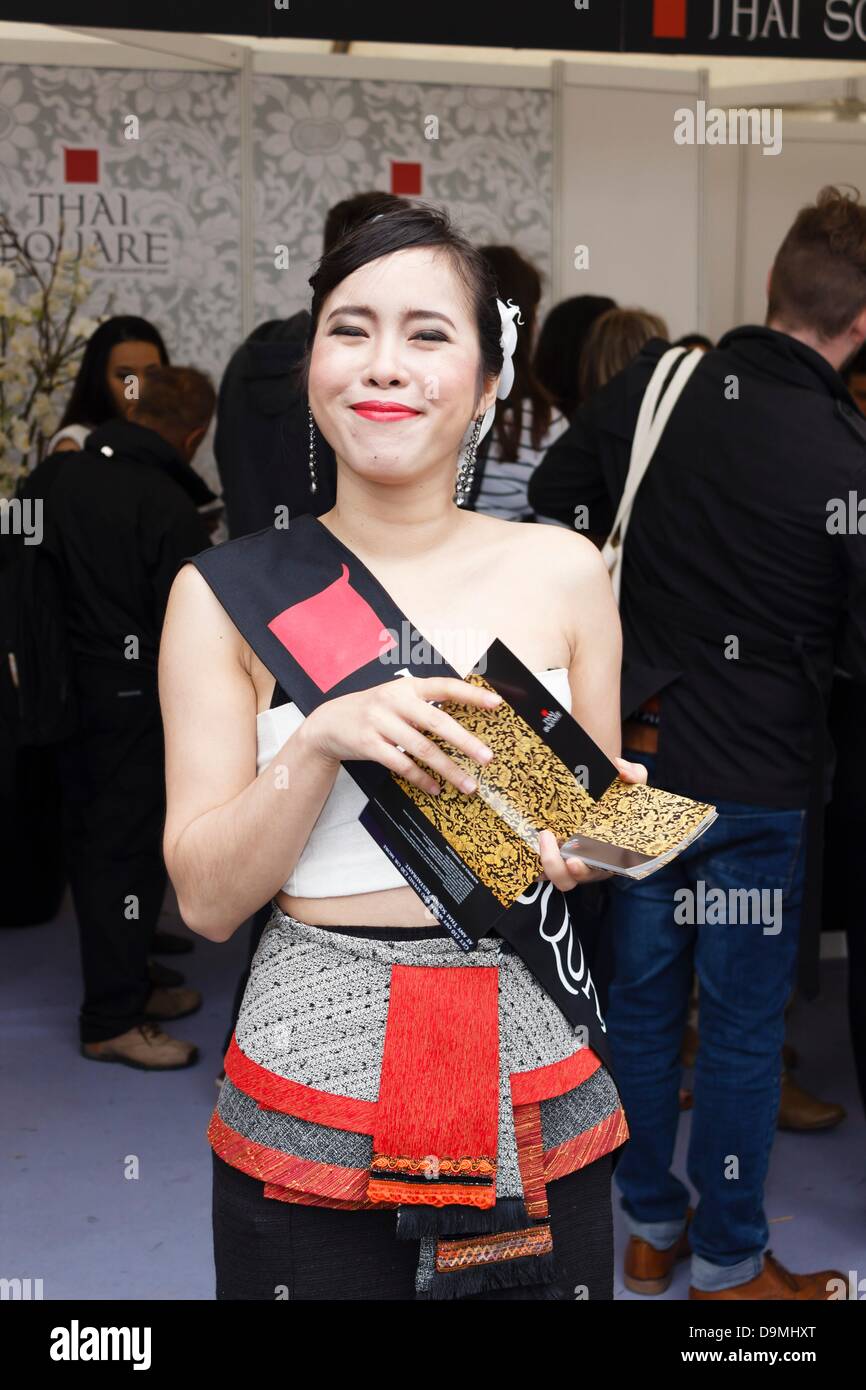 Londres, Royaume-Uni. 22 juin 2013. Goût de Londres 2013, une femme thaïlandaise en costume traditionnel favorise Thai Square Restaurant. L'événement a lieu chaque année au Regents Park, où 40 des meilleurs restaurants de la ville de servir leurs meilleurs plats pour les visiteurs de l'échantillon. Londres, Royaume-Uni. 22 juin 2013. Photo : Paul Maguire/Alamy Live News Banque D'Images