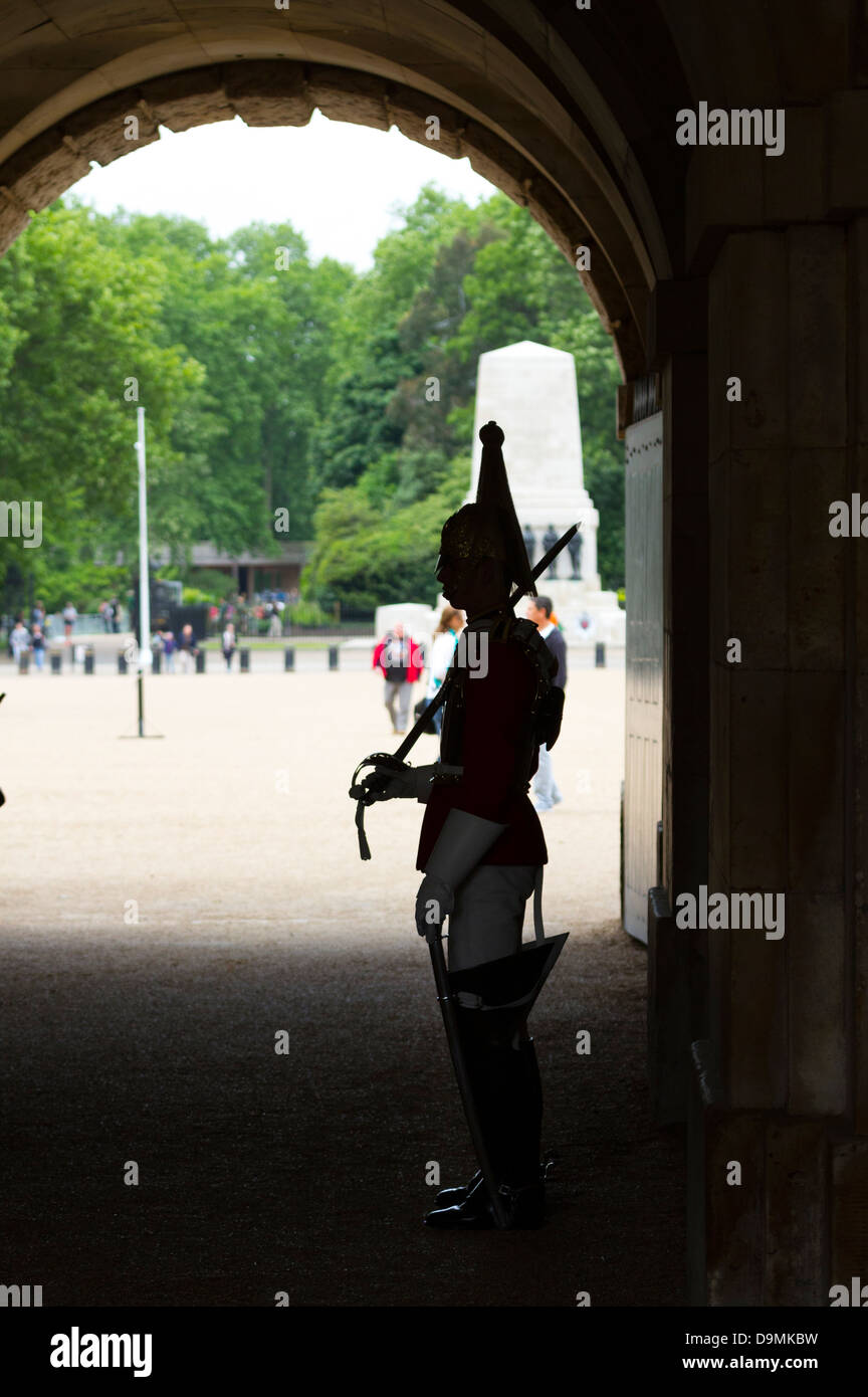 Silhouette d'un soldat de la cavalerie de famille (Life Guards) sur un service de sentinelle à Horse Guards, Whitehall, Londres, UK Banque D'Images