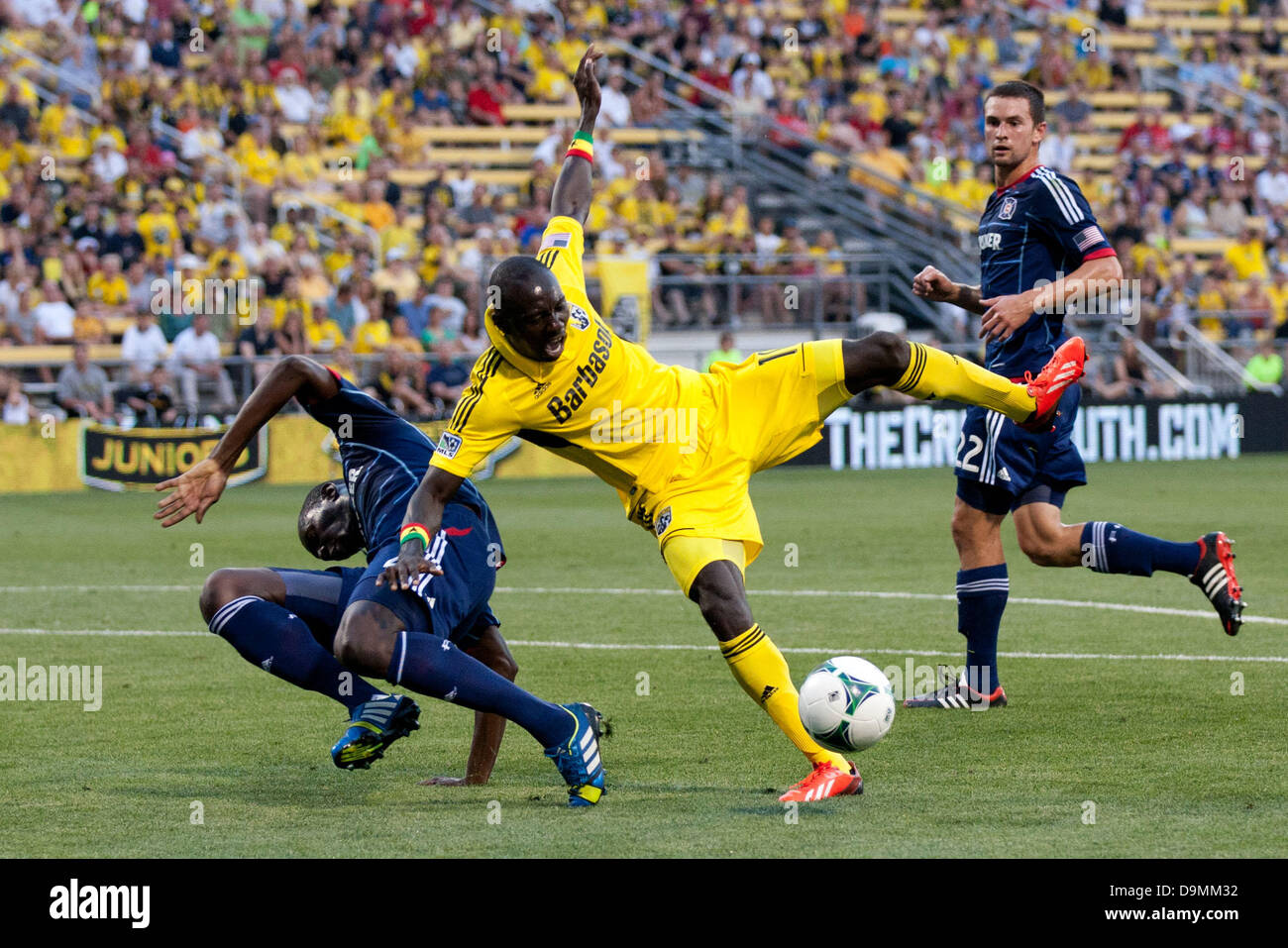 22 juin 2013 - Columbus, OH, USA - 22 juin 2013 : Columbus Crew Dominic Oduro (11) collision en l'air avec Chicago Fire Bakary Soumare (4) au cours de la Major League Soccer match entre les Chicago Fire et les Columbus Crew de Columbus Crew Stadium à Columbus, OH Banque D'Images