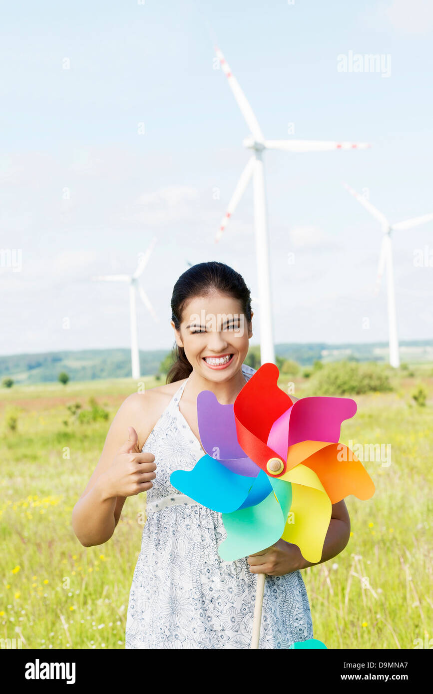 Happy teen girl en regard de l'énergie éolienne.Eco concept. Banque D'Images