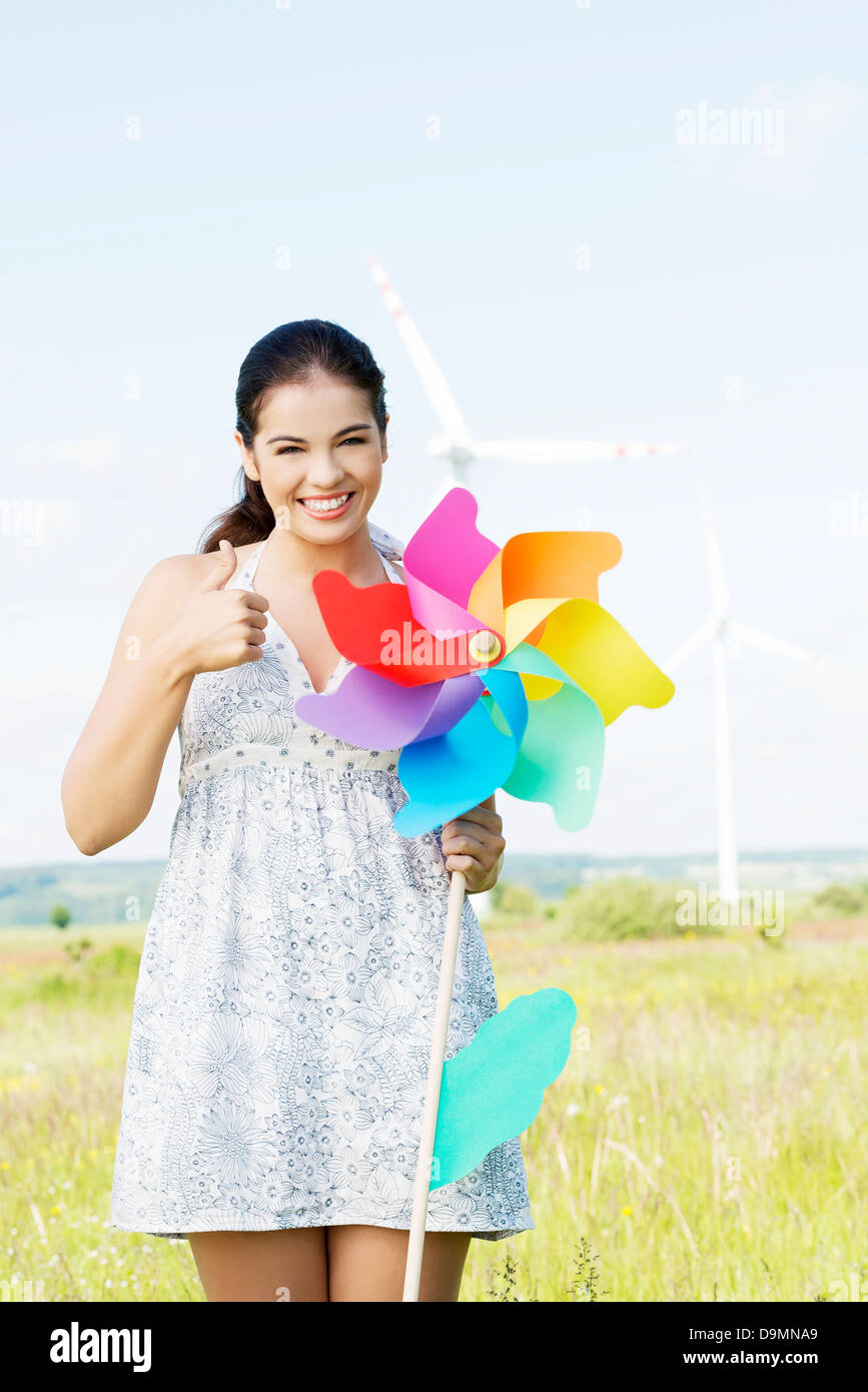 Happy teen girl en regard de l'énergie éolienne.Eco concept. Banque D'Images