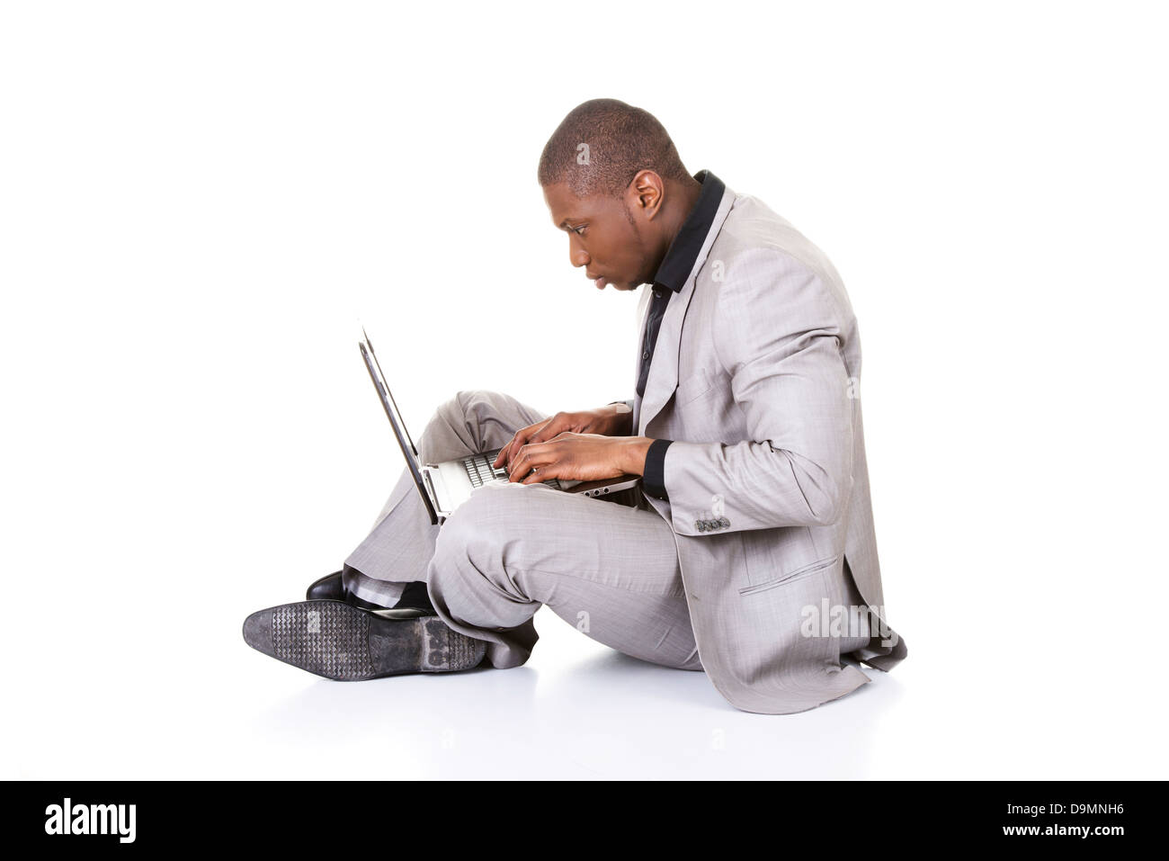 Les businessman working on laptop, isolated on white Banque D'Images