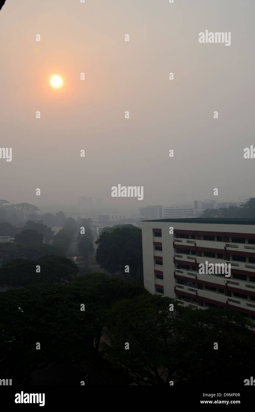 Soleil du soir Singapour assombries par la pollution Banque D'Images