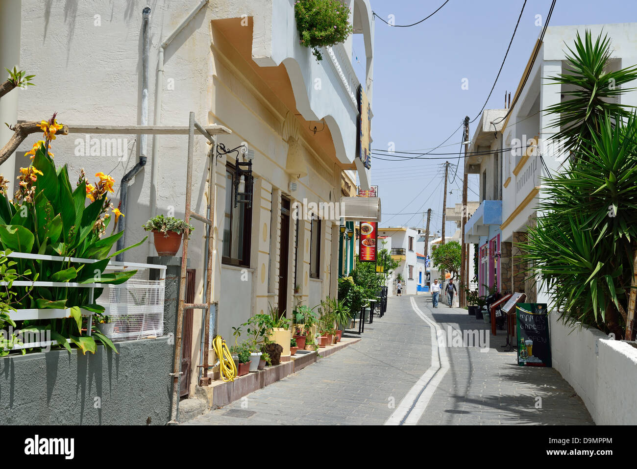 Main street, Gennadi, Rhodes (Rodos) région, le Dodécanèse, Grèce, région sud de la Mer Egée Banque D'Images