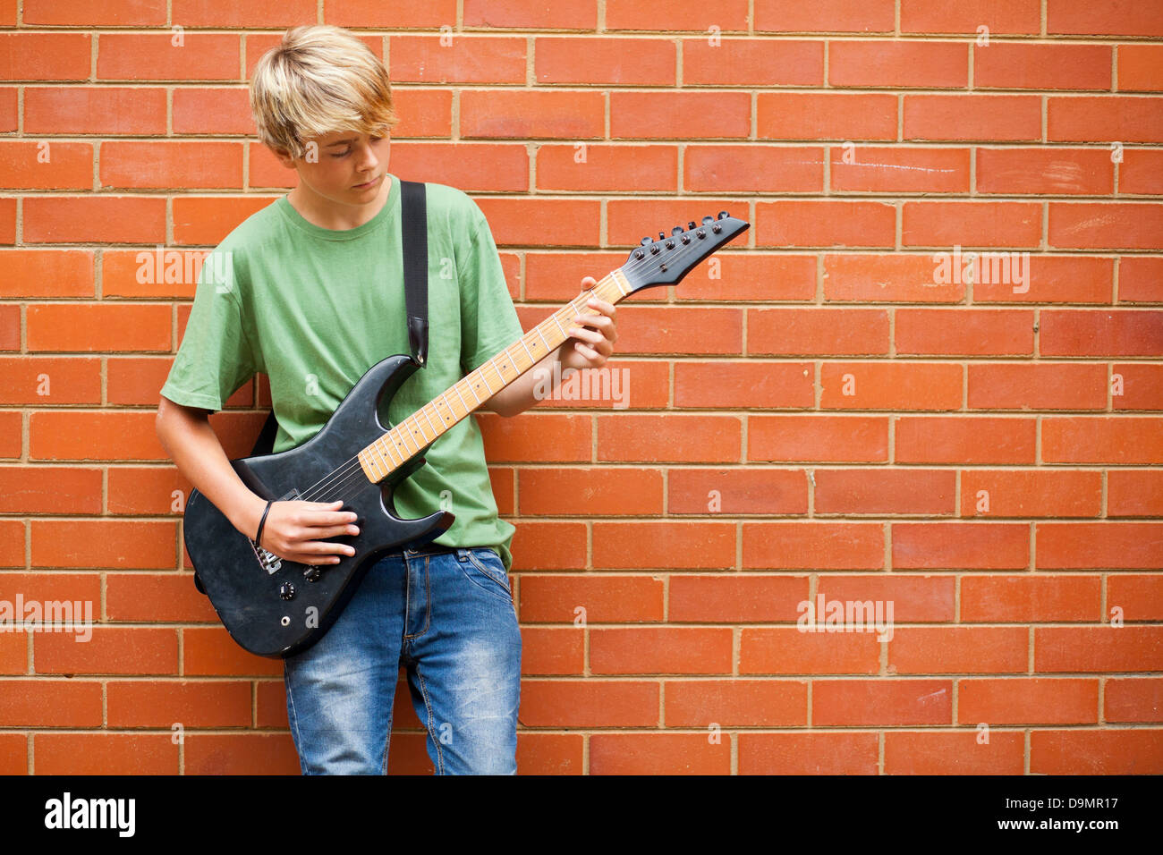 Teen boy playing guitar Banque D'Images