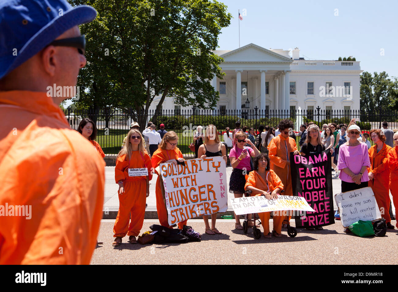 Vendredi 21 juin 2013, Washington DC : Diane Wilson et Code Pink Guantanamo manifestants protester Banque D'Images