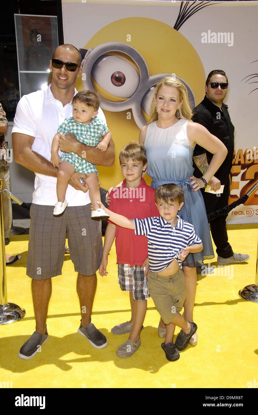 Los Angeles, CA, US. 22 juin 2013. Mark Wilkerson, Tucker Wilkerson, Brady Wilkerson, Melissa Joan Hart aux arrivées de Détestable moi 2 Premiere, Universal City Walk Cinémas. Photo par : Michael Germana/Everett Collection/Alamy Live News Banque D'Images