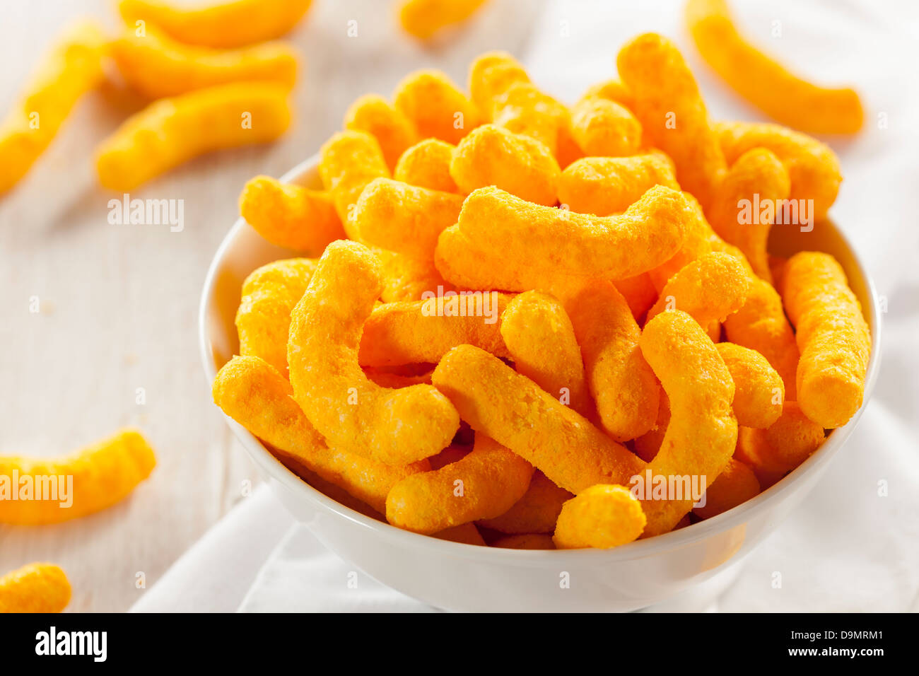 Chips Fromage Puffy Orange malsaine contre un arrière-plan Banque D'Images