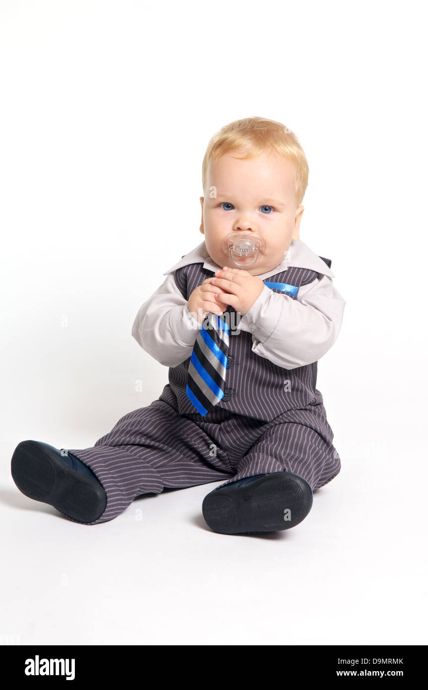 Blond bébé avec tétine en costume avec cravate officielle Photo Stock -  Alamy