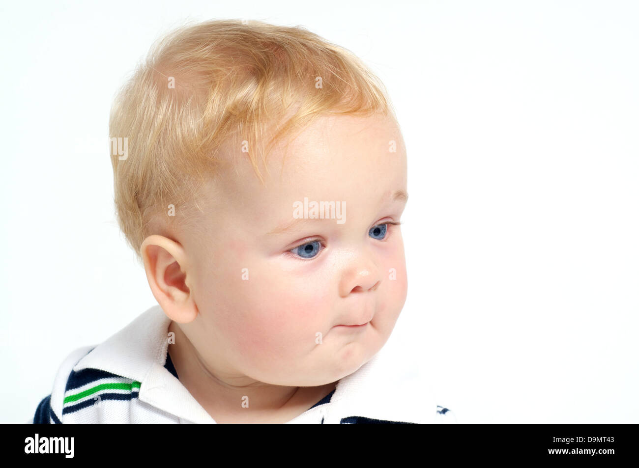 Funny bébé blond aux yeux bleus, portrait Banque D'Images