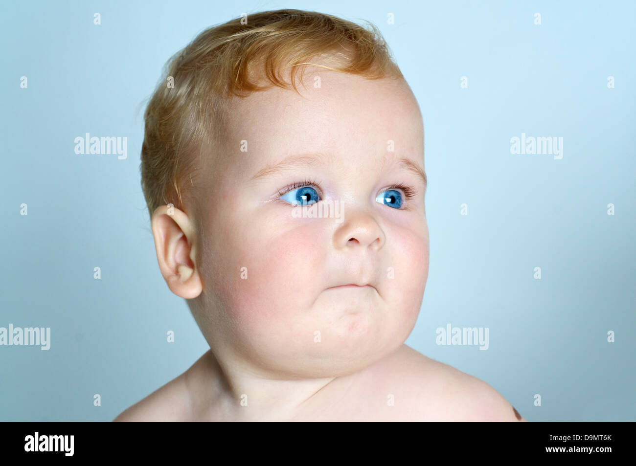 Smiling blonde aux yeux bleus de bébé portrait Banque D'Images
