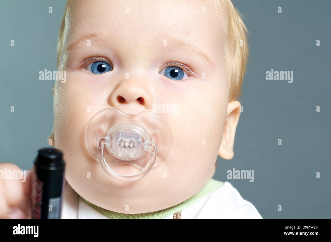 Blond bébé jouant avec un marqueur Banque D'Images