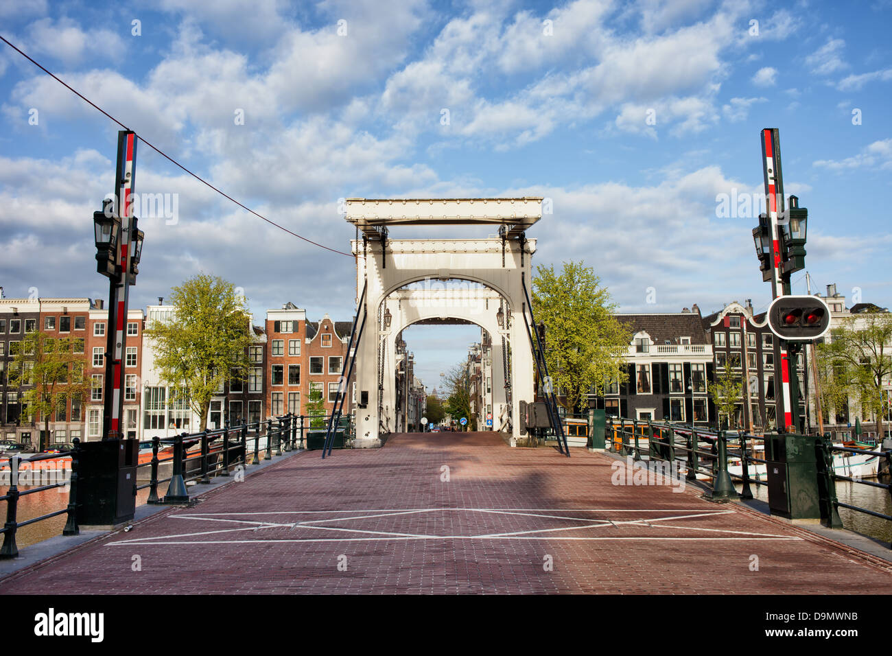 Skinny Bridge (néerlandais : Magere Brug) sur la rivière Amstel à Amsterdam, Pays-Bas, Hollande du Nord de la province. Banque D'Images