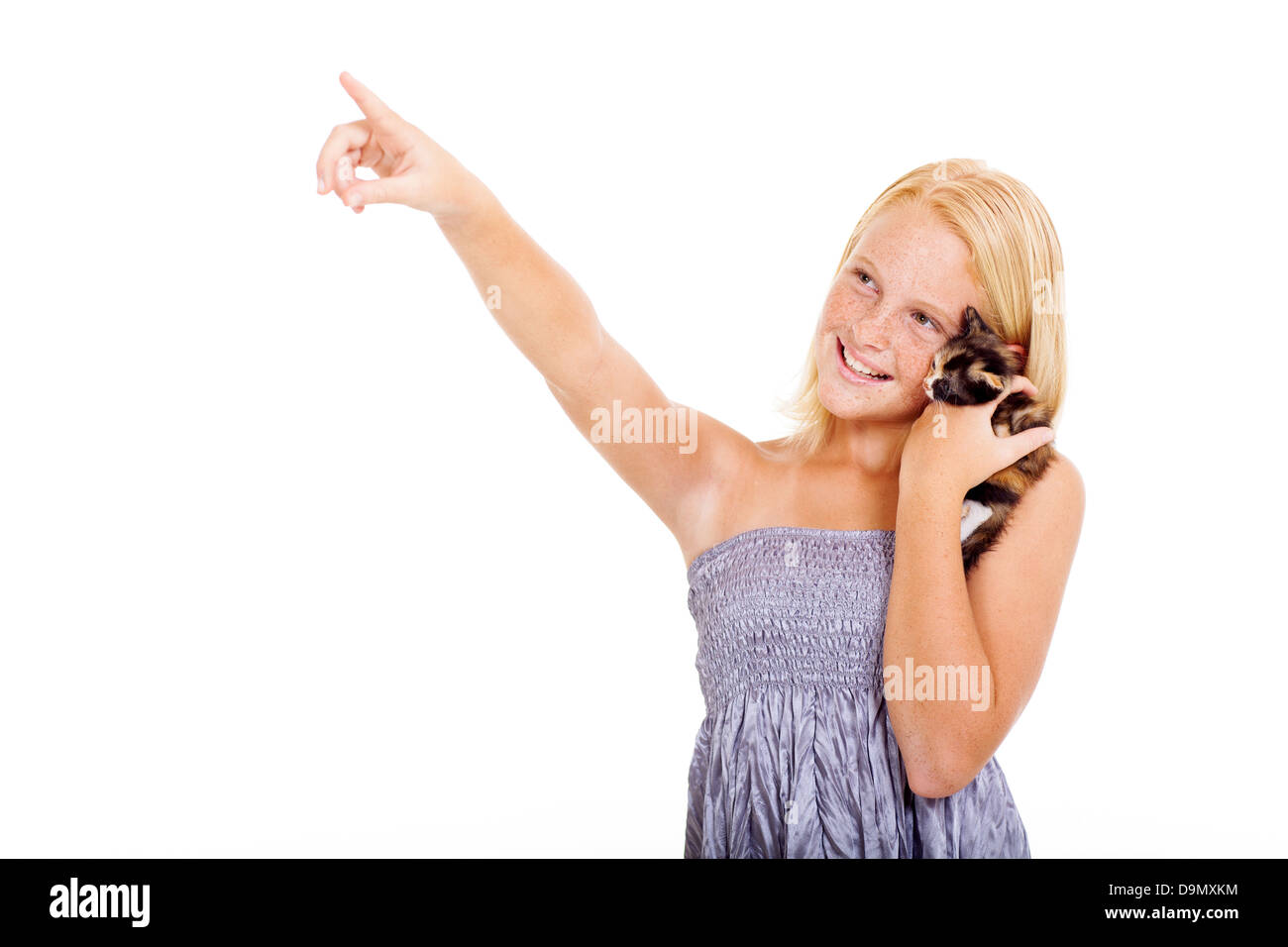 Belle teen girl holding animal chaton et pointant sur copyspace Banque D'Images