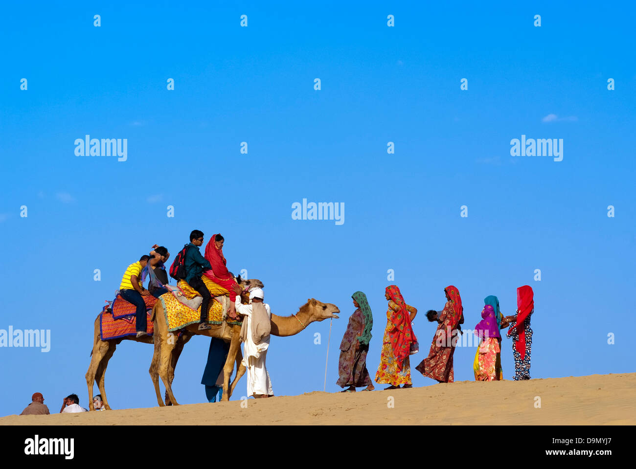 L'équitation de chameau à la Dune de sable de Sam à Jaisalmer, Inde. Banque D'Images
