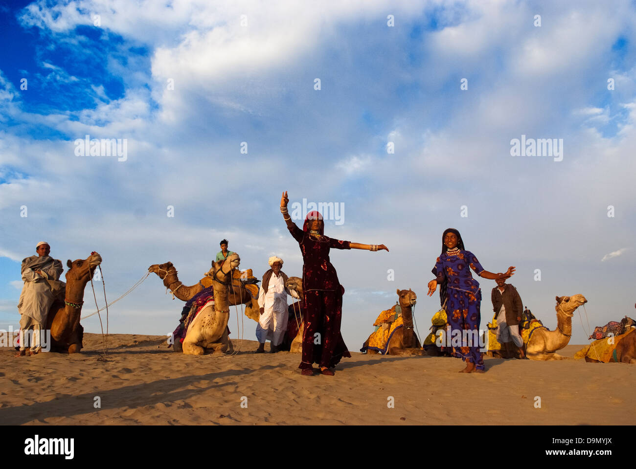 La danse culturelle à la Dune de sable de Sam à Jaisalmer, Inde. L'événement fait partie du Désert Festival. Banque D'Images