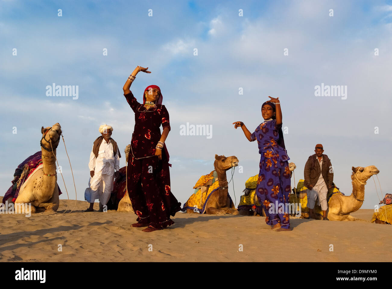 La danse culturelle à la Dune de sable de Sam à Jaisalmer, Inde. L'événement fait partie du Désert Festival. Banque D'Images