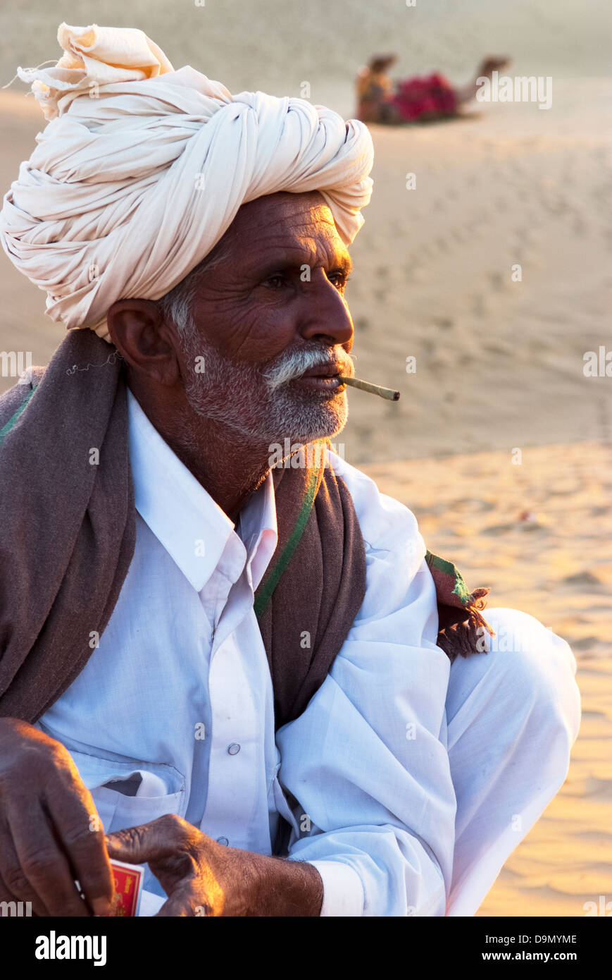 Un chamelier attend les touristes à la Dune de sable de Sam à Jaisalmer, Inde. Banque D'Images