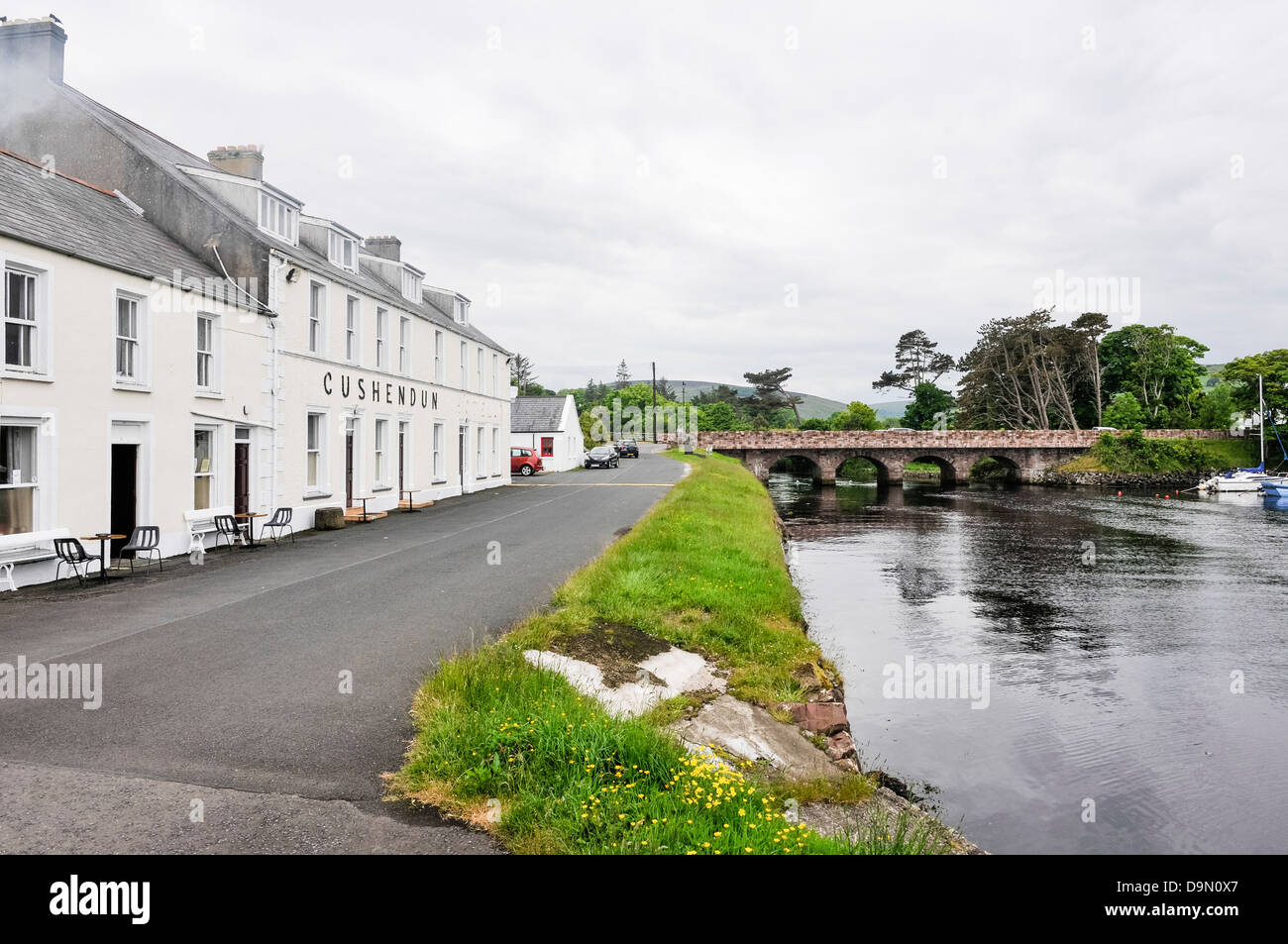 À côté de l'hôtel Cushendun Glendun River Banque D'Images