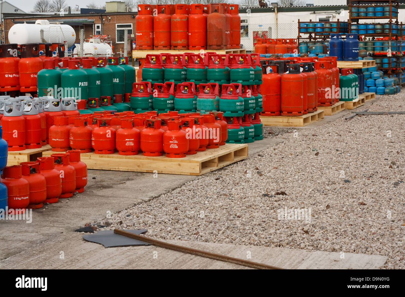 Les bouteilles de gaz propane dans le stockage à un centre de distribution Banque D'Images