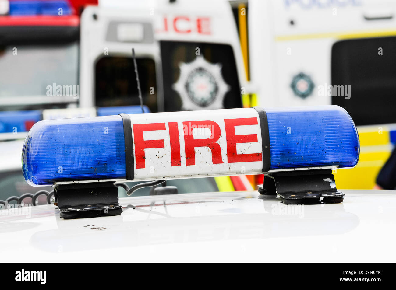Feux bleus sur le dessus d'un véhicule d'incendie en cas de situation d'urgence Banque D'Images