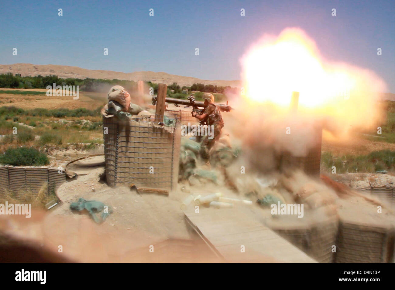 Un soldat de l'Armée nationale afghane de fabrication russe tire un canon sans recul SPG-9 à des insurgés talibans depuis le toit d'une base de patrouille, le 29 mai 2013 dans le district de Sangin, dans la province d'Helmand, en Afghanistan. Banque D'Images