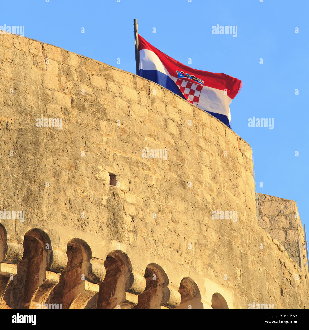 Dubrovnik Minceta tour au coucher du soleil avec drapeau croate Banque D'Images