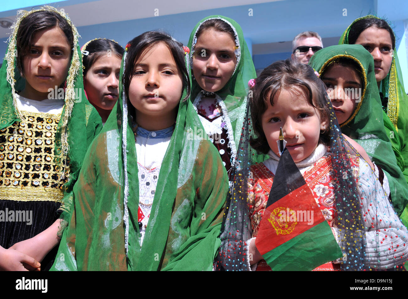 Les jeunes filles afghanes portant des vêtements traditionnels, 2 avril 2013 à Baghdis province, Afghanistan. Banque D'Images