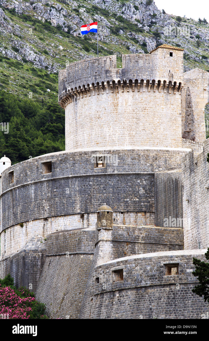 La Tour Minceta avec drapeau et les montagnes à Dubrovnik, Croatie Banque D'Images