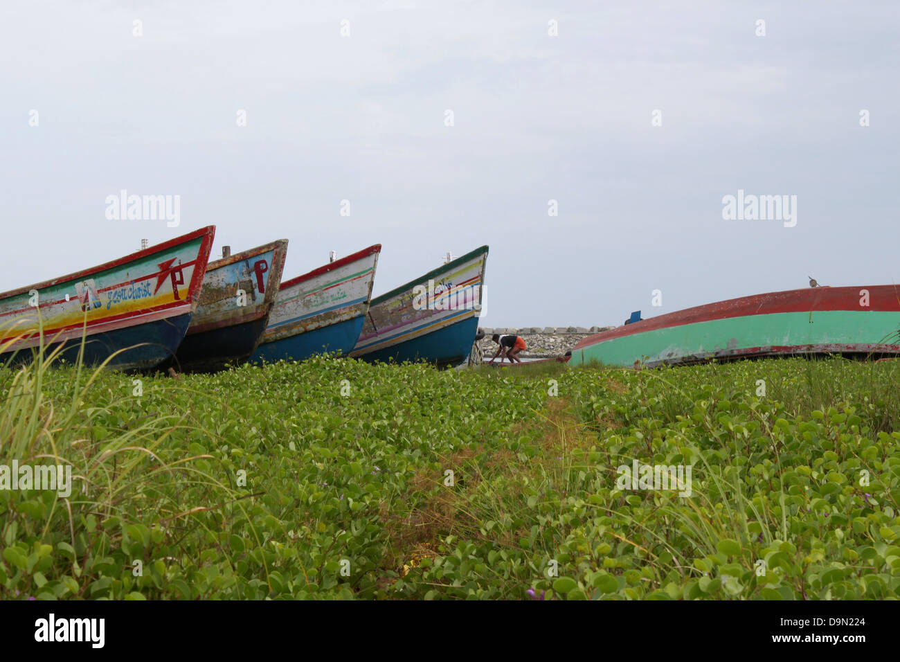 Bateaux ancrés sur une plage du Kerala. Banque D'Images