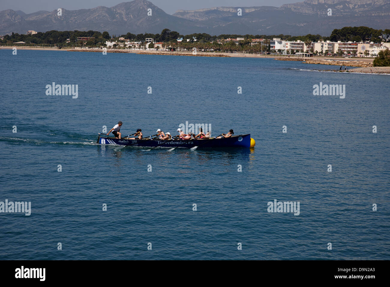 L'équipe d'aviron de femmes pratiquant l'arrondissement à bouée Cambrils Catalogne Espagne Banque D'Images