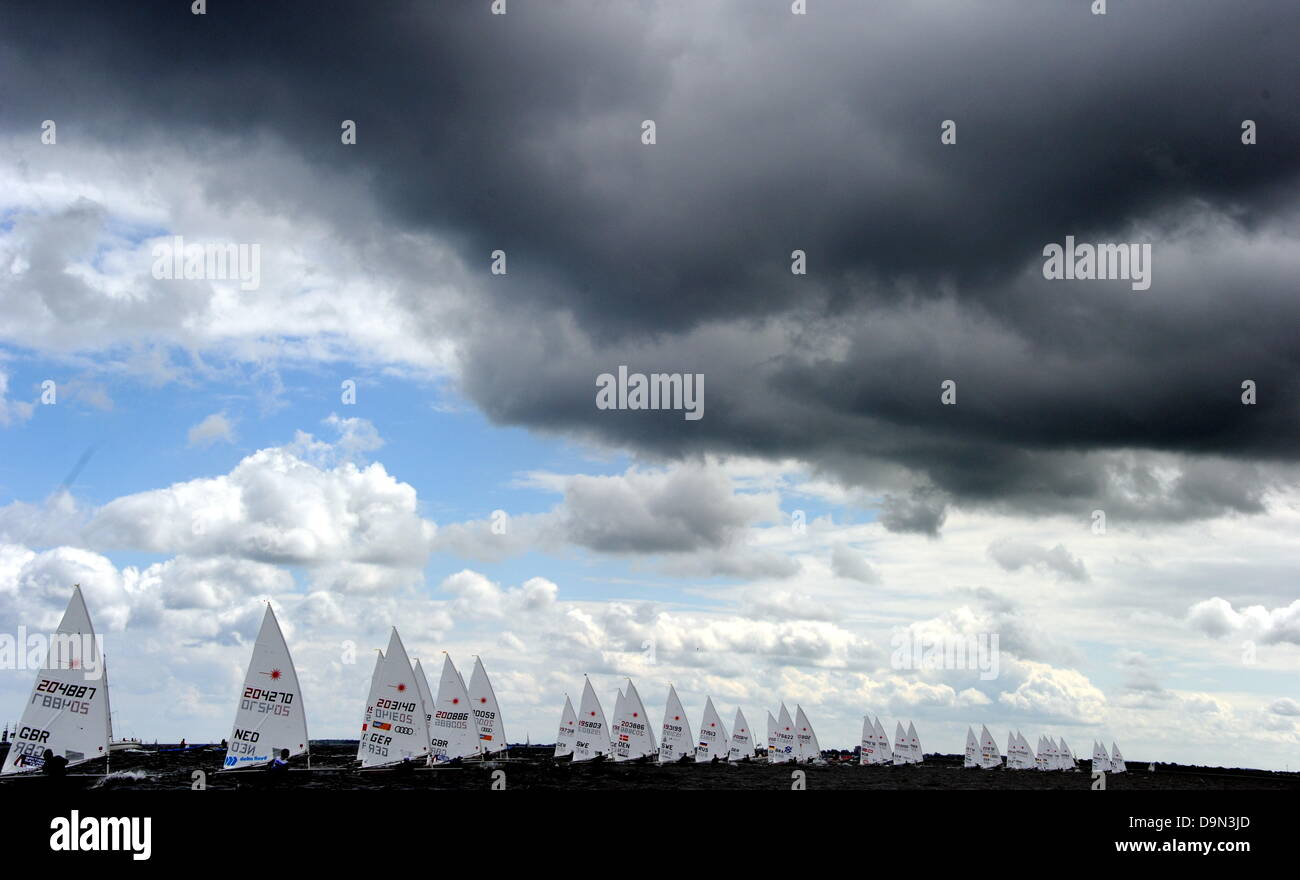 Classe de laser voiliers naviguer en régate dans le cadre de la Semaine de Kiel sur la Baltique près de Kiel, Allemagne, 23 juin 2013. Photo : Carsten REHDER Banque D'Images