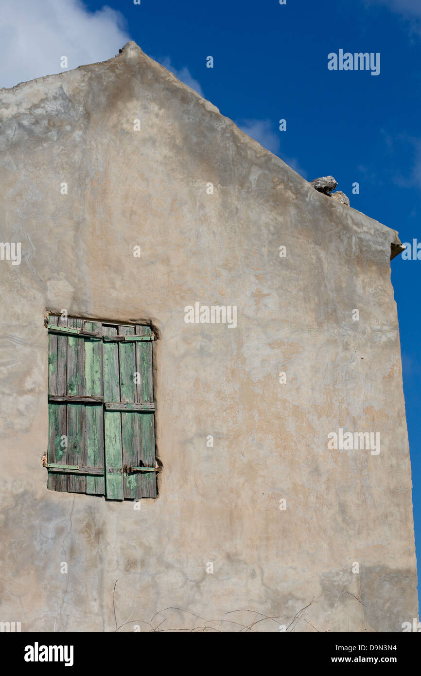 Volets fermés, surmonté d'une maison de village traditionnelle en Crète. Banque D'Images