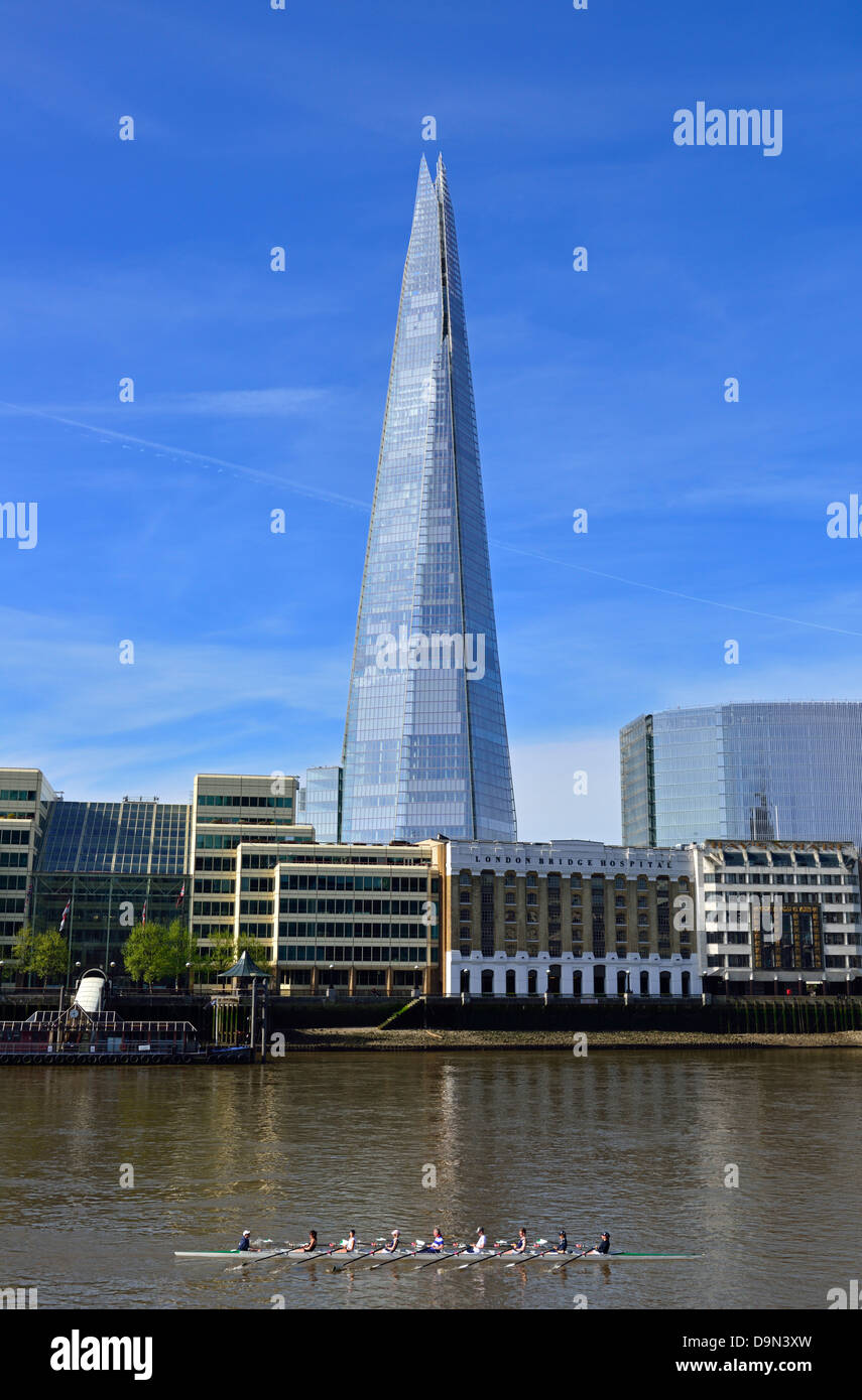 Huit de pointe avec barreur de l'aviron sur la Tamise depuis le Shard, London Bridge, London, Royaume-Uni Banque D'Images