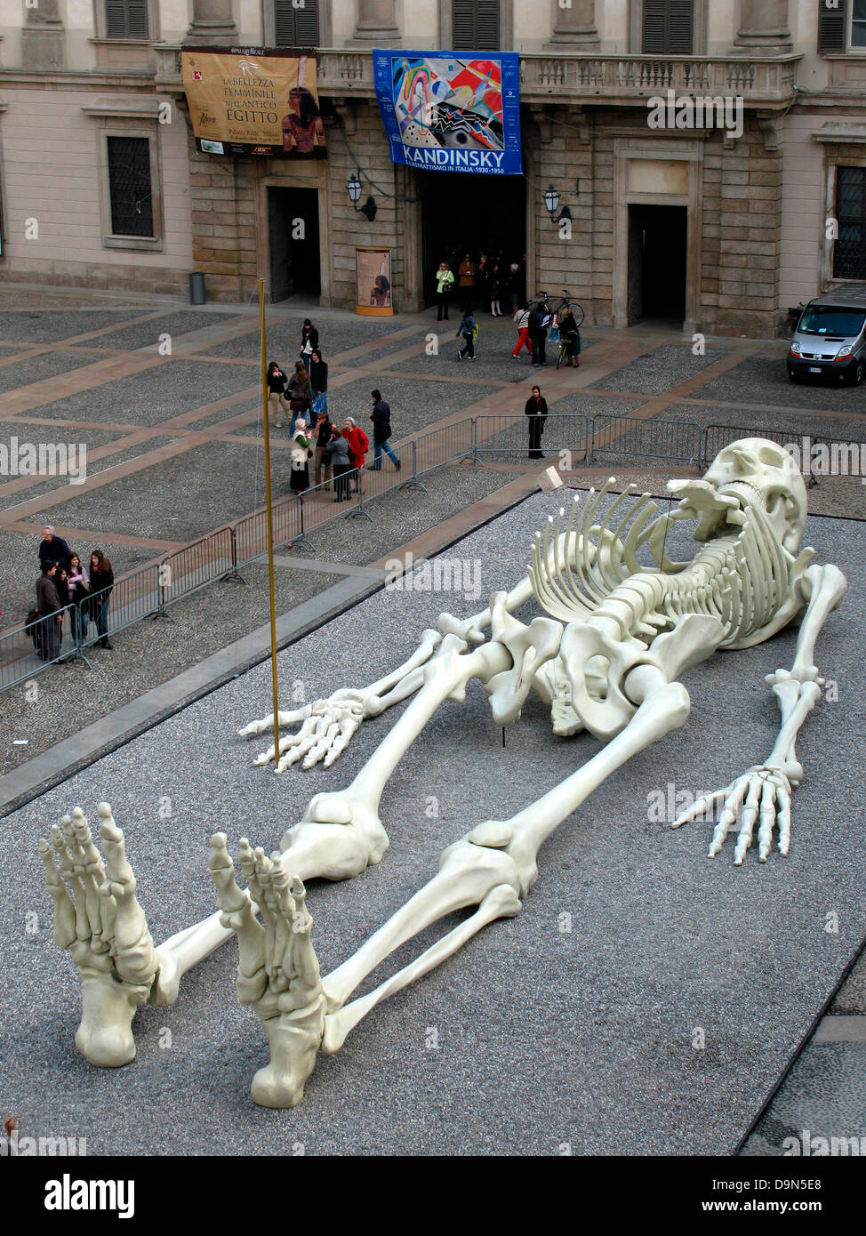 L'aimant de sculpture cosmique Gino De Dominicis,la place du Duomo, Milan, Lombardie, Italie Banque D'Images