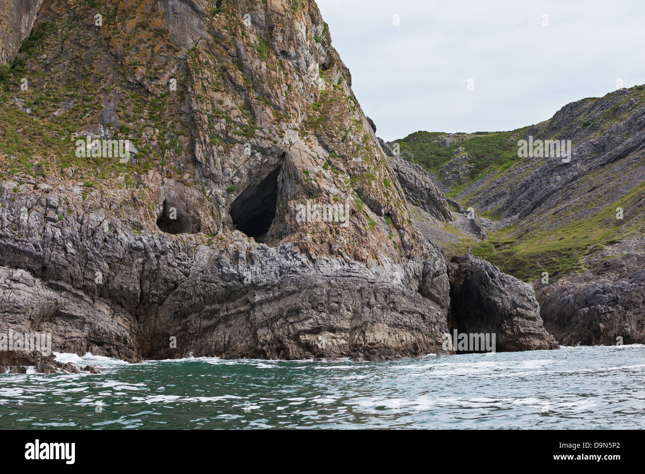 Entrée de Paviland Cave de la mer, Gower, au Pays de Galles où la Dame rouge a été trouvé il y a 33000 ans Banque D'Images