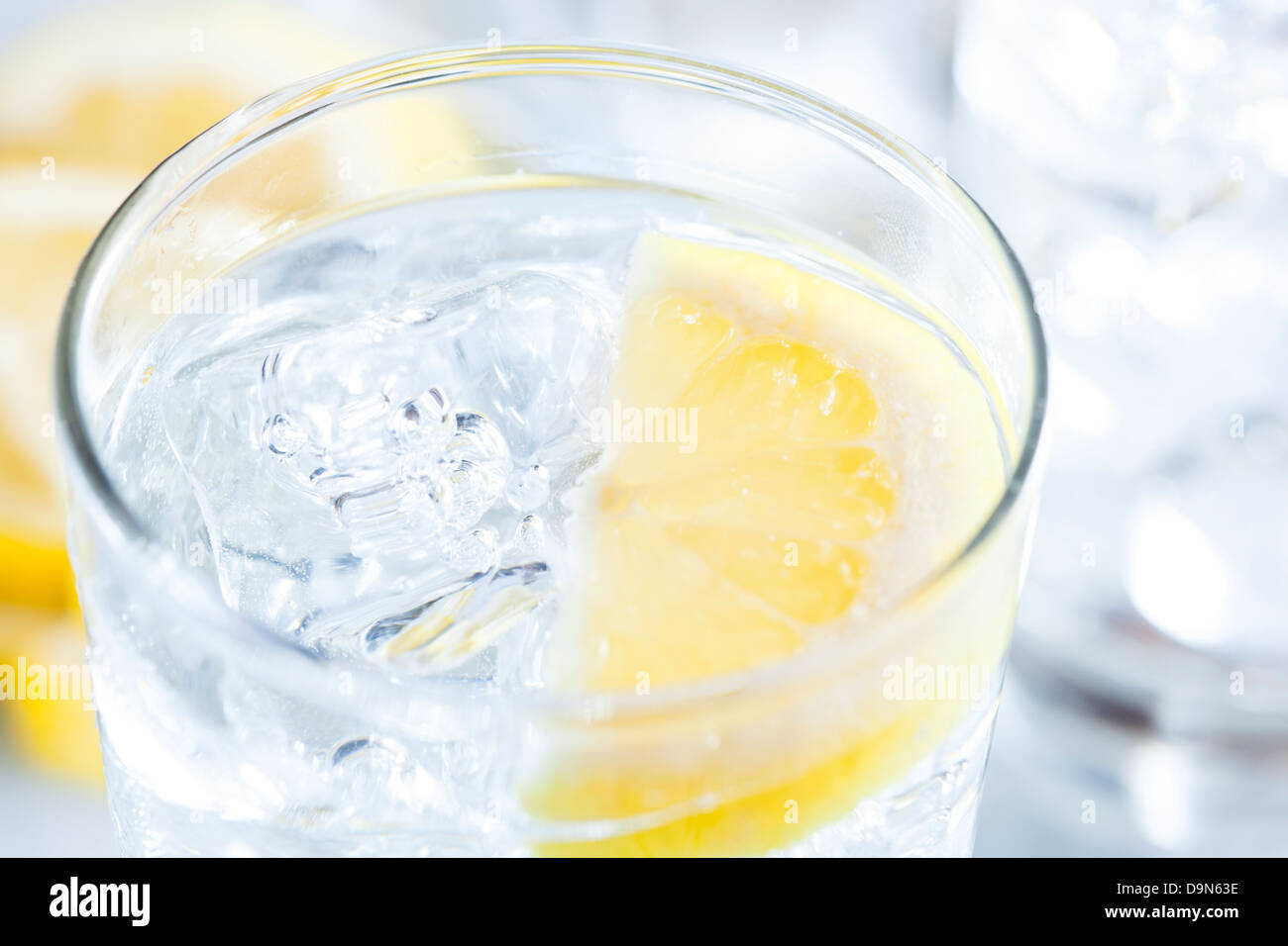 Glace rafraîchissante de l'eau froide avec du citron prêt à boire Banque D'Images