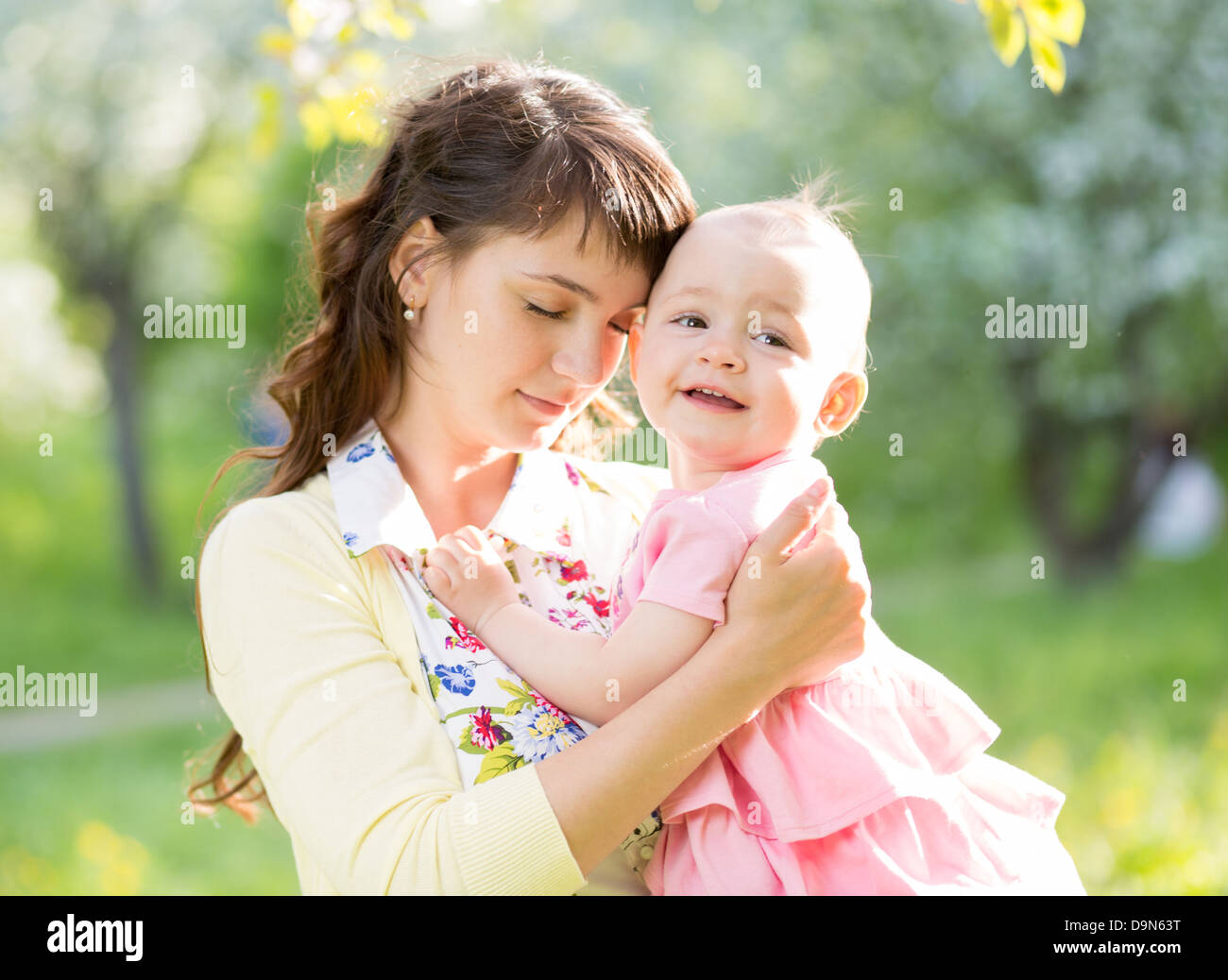 Loving mother with baby girl outdoors Banque D'Images