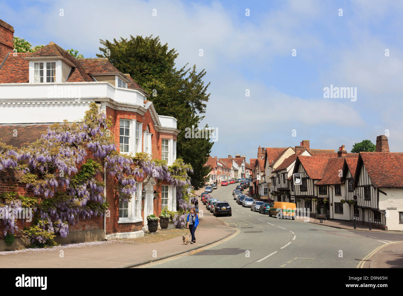 Afficher le long de la rue principale dans le centre historique et pittoresque village médiéval. Long Melford, Suffolk, Angleterre, Royaume-Uni, Angleterre Banque D'Images