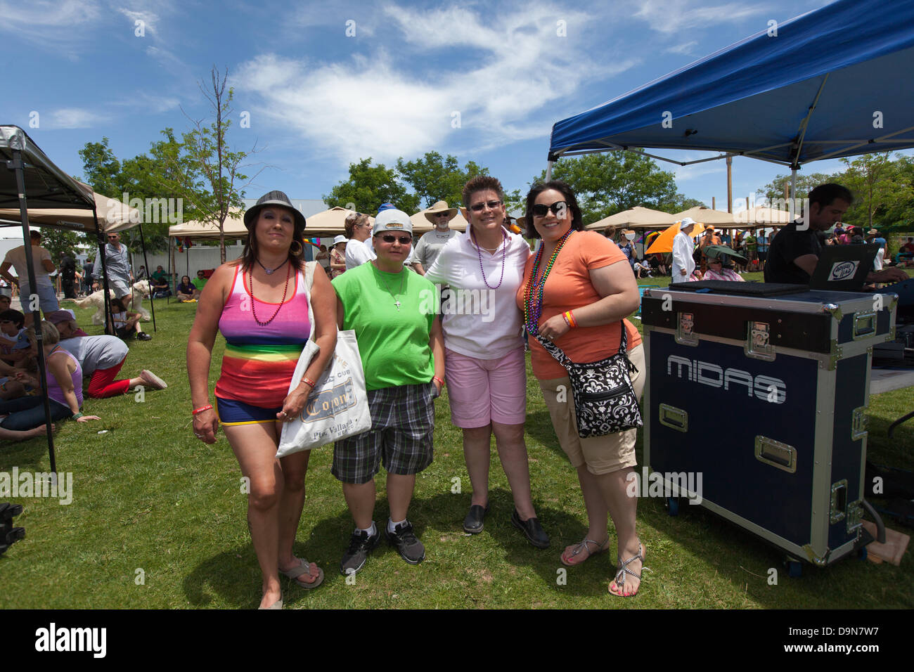 Santa Fe, Nouveau Mexique, États-Unis. 22 juin 2013. Family Friendly Gay Pride Festival, Santa Fe des triages, l'événement Célébrer la diversité des sexes et de la famille dans la capitale du Nouveau Mexique Banque D'Images