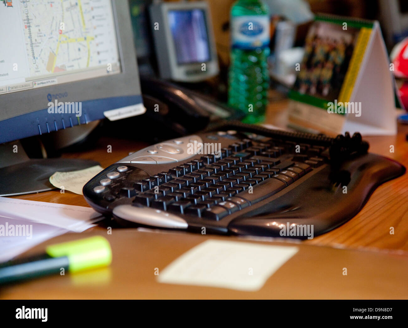 Bureau de travail avec un ordinateur Banque D'Images