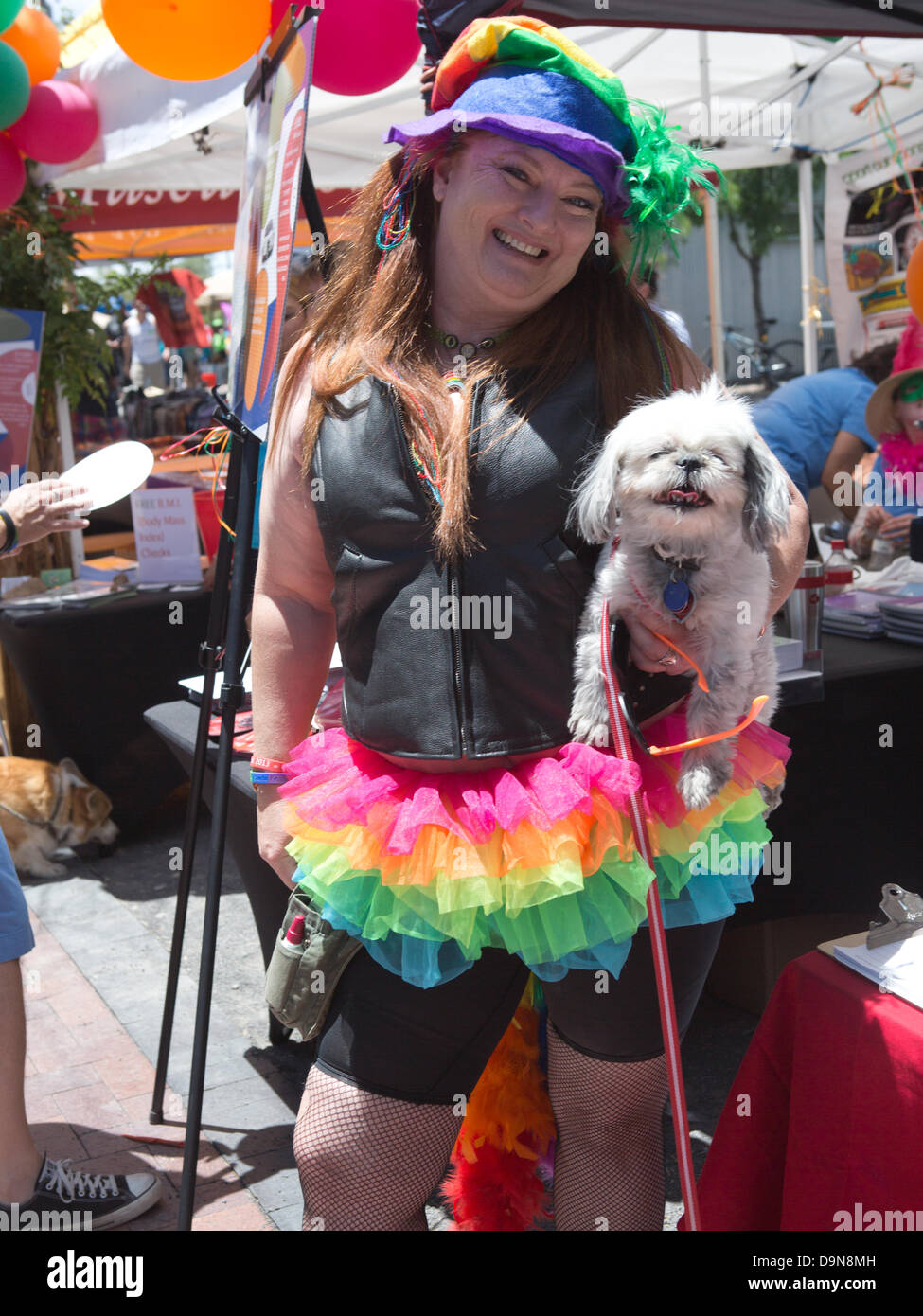 Femme habillé en cuir et en tutu avec arc-en-ciel petit chien blanc qui pose pour la photo de famille Friendly Gay Pride Festival, Santa Fe des triages, l'événement Célébrer la diversité des sexes et de la famille dans la capitale du Nouveau Mexique Banque D'Images