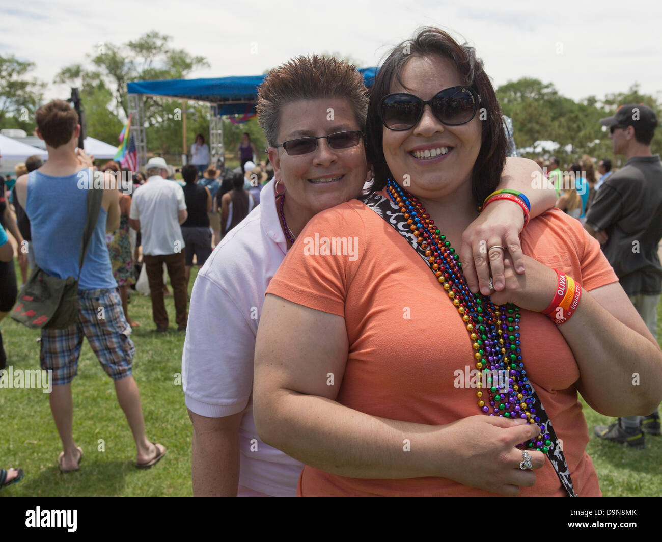 2013, 22 juin, triage de Santa Fe, Nouveau Mexique, le sud-ouest, USA, couple de lesbiennes à Family Friendly Gay Pride Festival, Santa Fe des triages, l'événement Célébrer la diversité des sexes et de la famille dans le Nouveau Mexique Capitale - Couple de lesbiennes à Family Friendly Gay Pride Festival, Santa Fe des triages, l'événement Célébrer la diversité des sexes et de la famille dans la capitale du Nouveau Mexique Banque D'Images