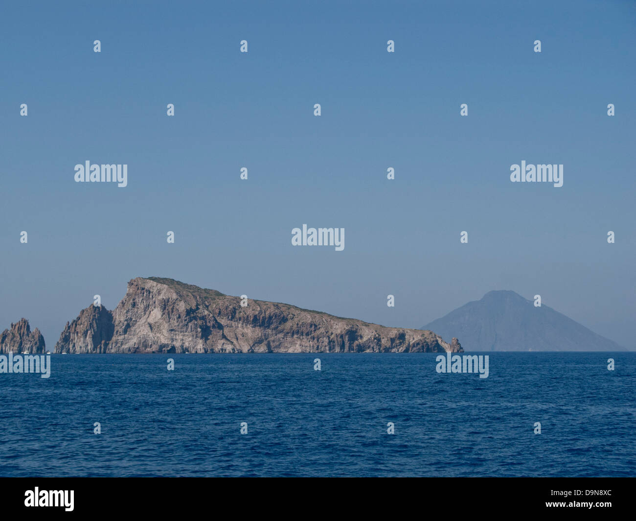 L'île de Basiluzzo et l'île de Stromboli, iles eoliennes, Sicile, Italie Banque D'Images