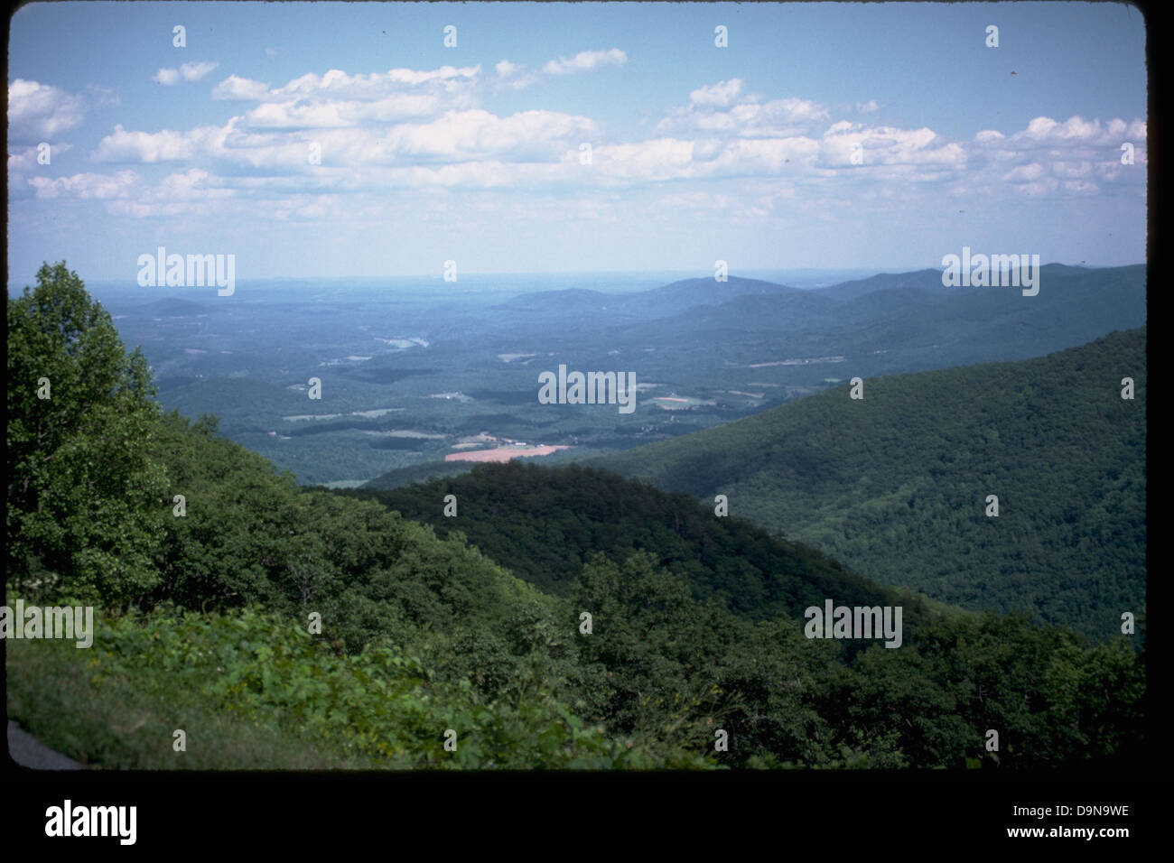 La Blue Ridge Parkway, qui s'étend à travers les Appalaches Highlands, offre une vue panoramique sur les montagnes et les vallées, idéale pour la randonnée, le pique-nique et le tourisme. Banque D'Images